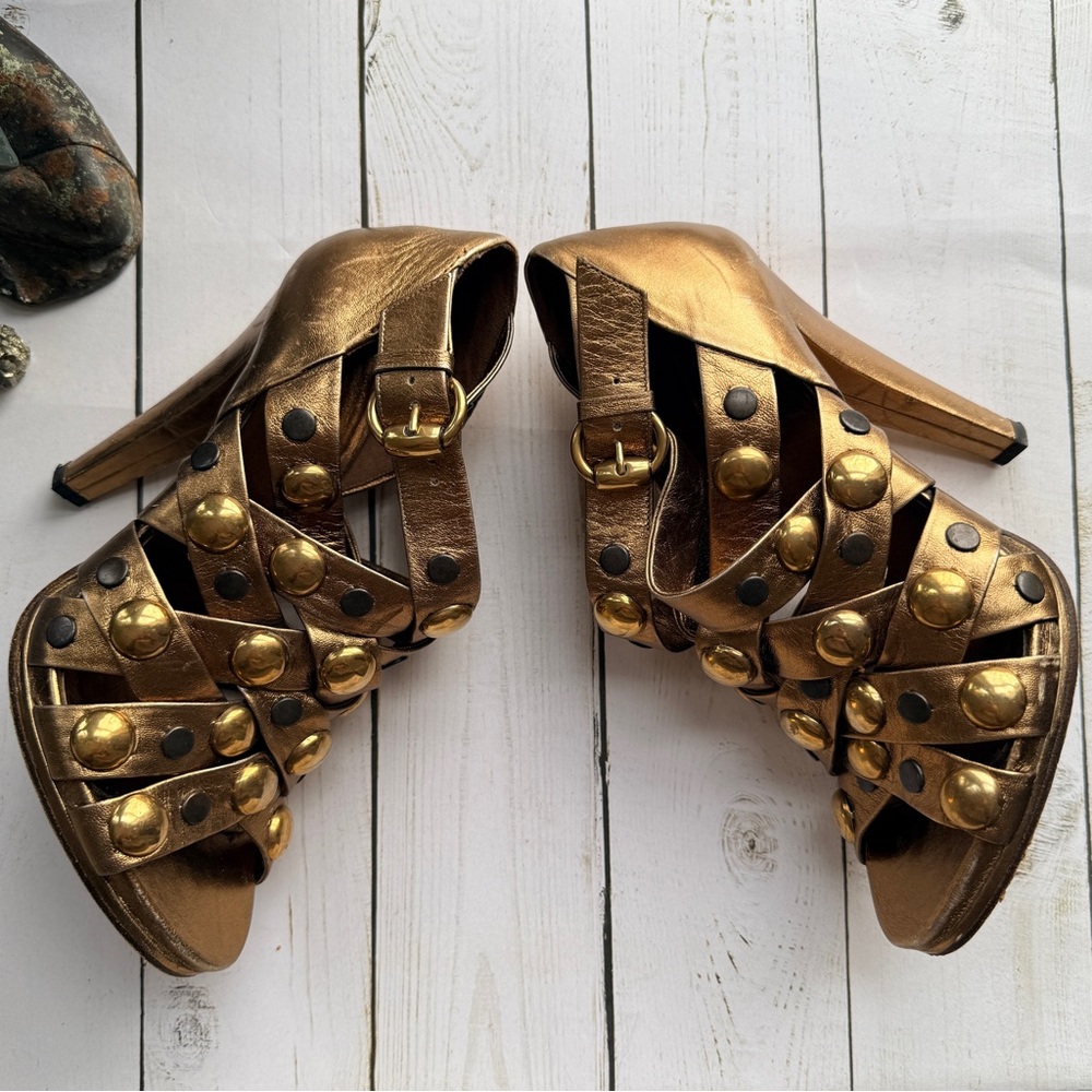 Gucci | Vintage Babouska Studded Metallic Gold Leather 5” Heels - Picture 4 of 16